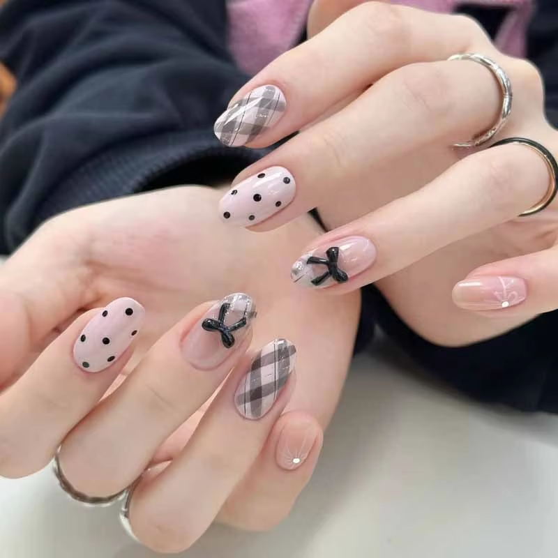 Nail Art Wedding - 24枚入り フレンチプレード豆ペーストピンクパウダーバタフライボウノットダイヤモンドプレスオンネイル 韓国風ガールネイルパッチ フェイクネイル