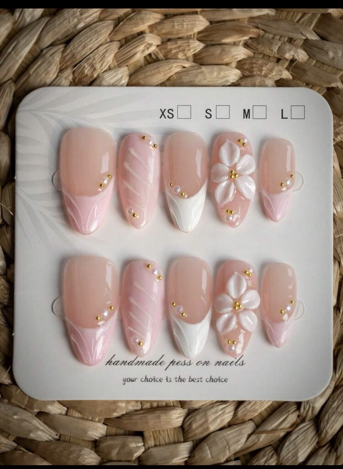 Nail Art Wedding - 10個入りのアーモンド型の手作りネイル、優しいヌードピンクの花びらが施された甘いフレンチスタイル、立体的な白い花と金銀の小粒パールがエンボス加工された光沢のあるフェイクネイル、女の子の日常着、デート、結婚式、休暇に最適、再利用可能。