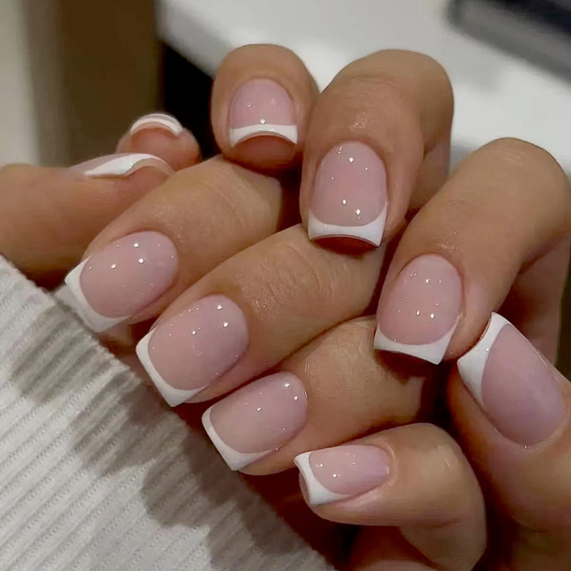 Nail Art Wedding - ショートスクエアプレスオンネイル ヌードホワイト クラシックフレンチフェイクネイル 取り外し可能 エレガントなマニキュア 女性用