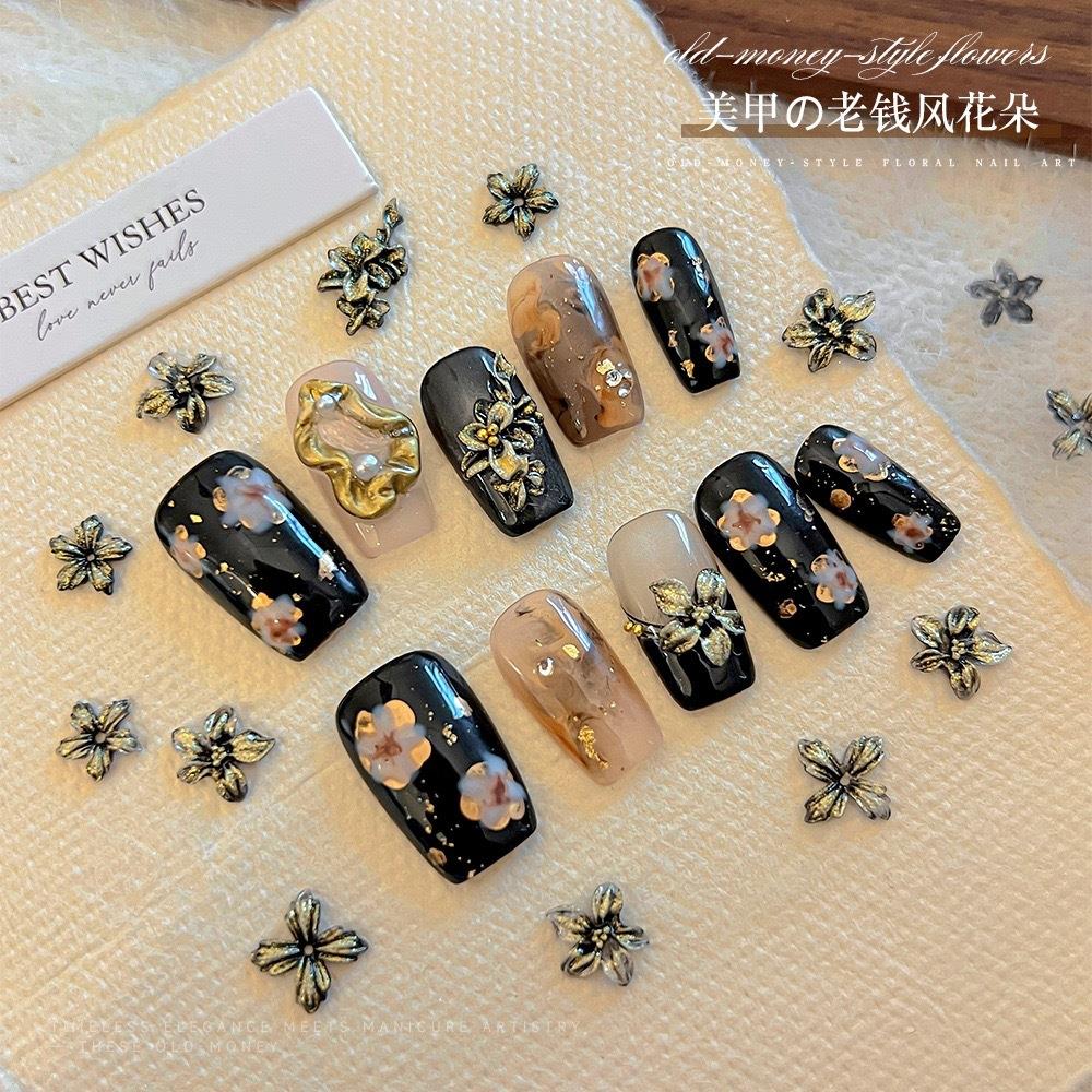Nail Art Old Money - 50個入り 3D オールドマネー風フラワーネイルチャーム レトロな金彩花柄ネイルアートデコレーション 高級ソフトカービングフラワーマニキュアパーツ