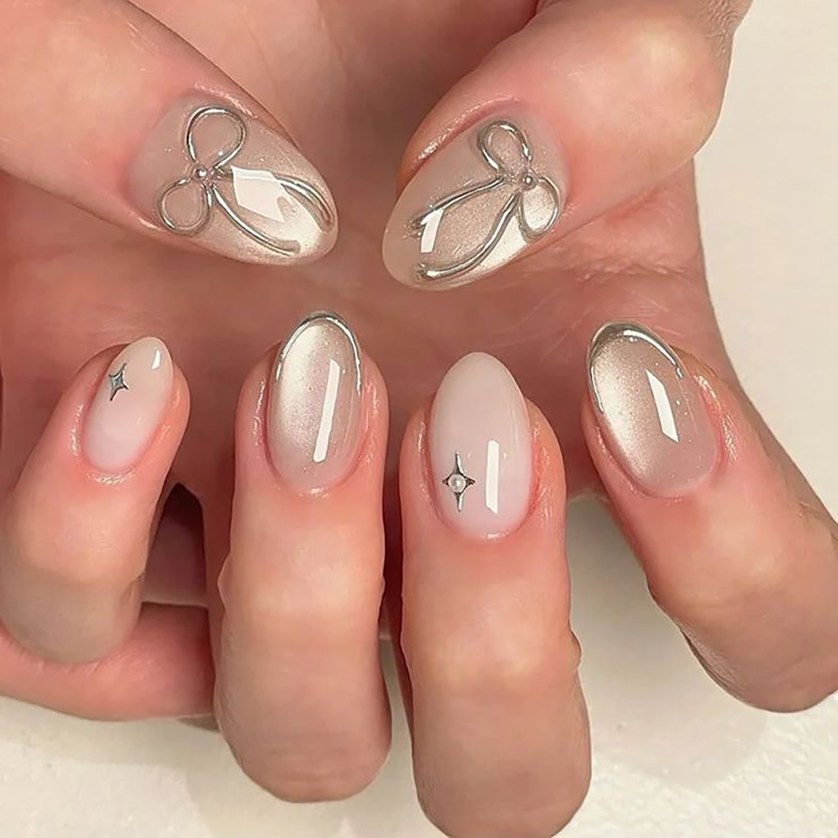 Nail Art Wedding - 24個入りの手作りショートラウンドプレスオンネイル。 シルバーフレンチチップ、3Dリボン、スタースタッズが付いたシマーカラーベース。 再利用可能、以下に最適です：