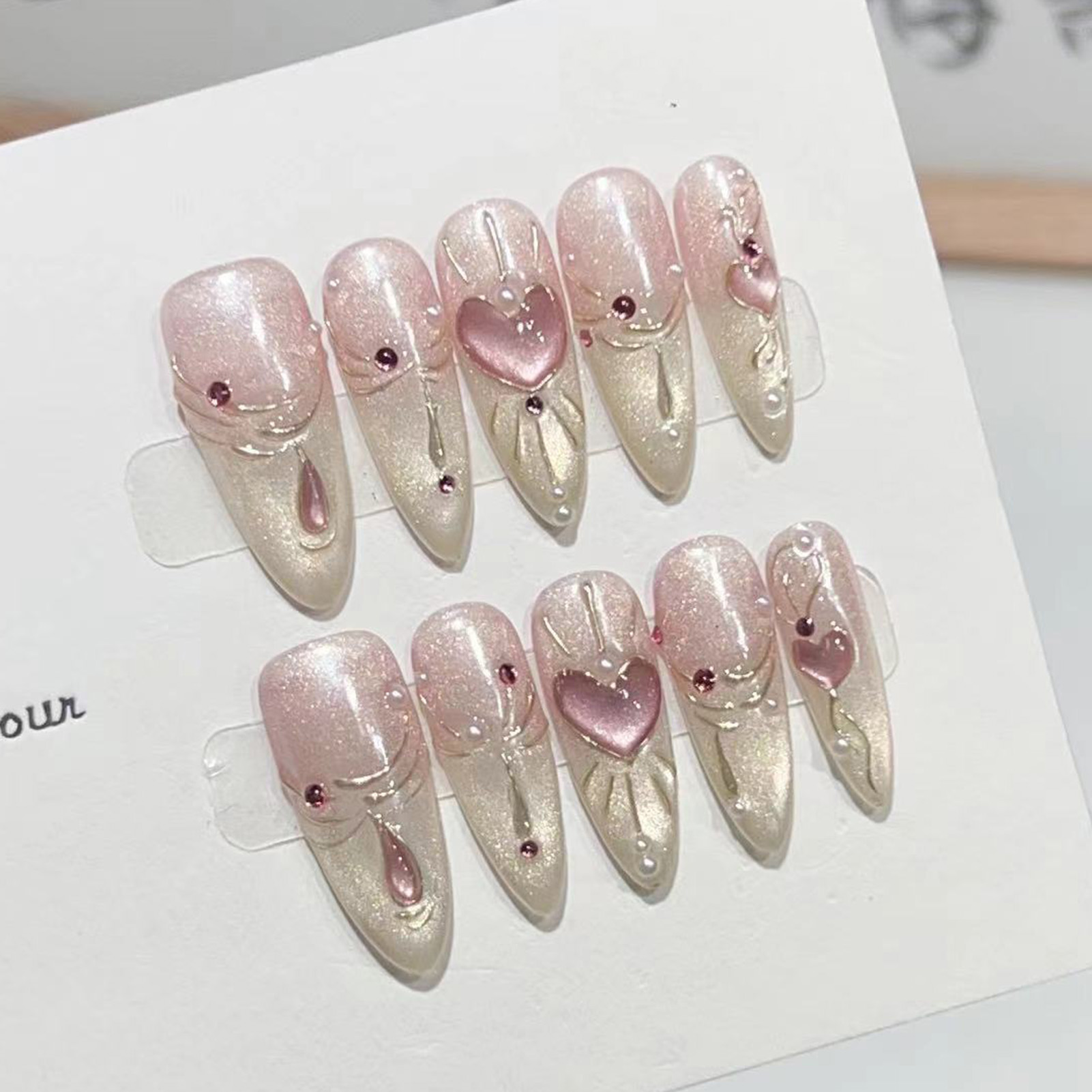10 個アーモンド光沢のあるプレスオンネイルハートちょう結び - Nail Art Wedding のレビューと価格