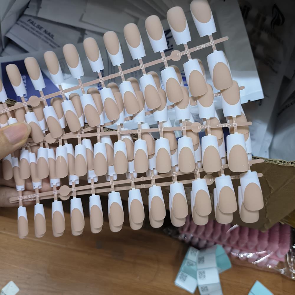 120枚入り ヌードフレンチフェイクネイル ミディアムコフィ - Nail Art Wedding のレビューと価格
